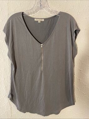 Green Envelope Gray V-Neck Short Sleeve Top with Front Zip Size Med Free Spirit